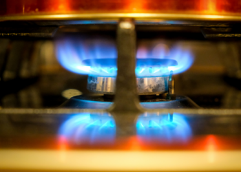 Governo do Rio de Janeiro firma acordo com Petrobras e Naturgy para reduzir preços do GNV, gás de cozinha e gás industrial. Medida pode beneficiar 1,5 milhão de motoristas.