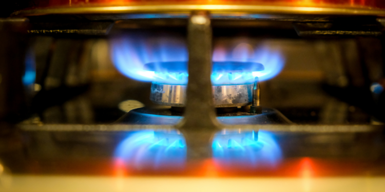 Governo do Rio de Janeiro firma acordo com Petrobras e Naturgy para reduzir preços do GNV, gás de cozinha e gás industrial. Medida pode beneficiar 1,5 milhão de motoristas.