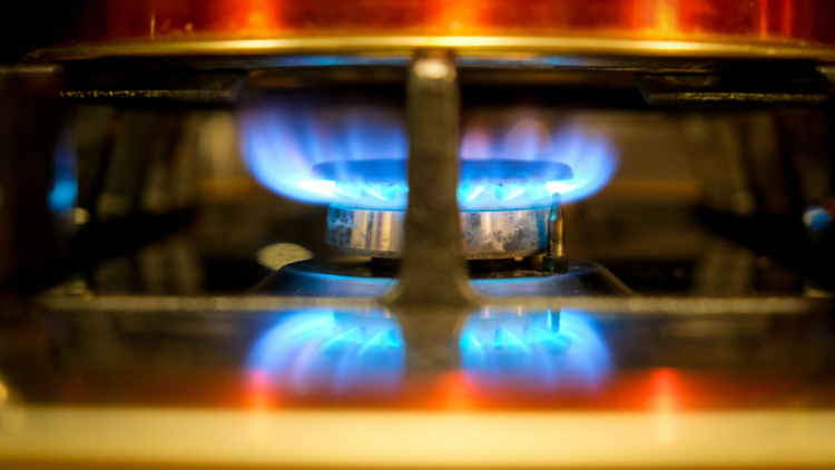 Governo do Rio de Janeiro firma acordo com Petrobras e Naturgy para reduzir preços do GNV, gás de cozinha e gás industrial. Medida pode beneficiar 1,5 milhão de motoristas.