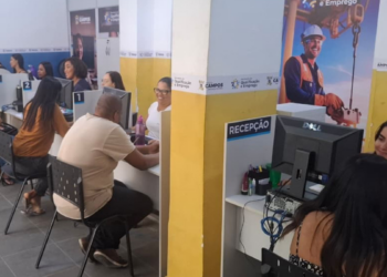 Secretaria de Qualificação e Emprego amplia cursos profissionalizantes, oferece bolsas de estudo e fortalece encaminhamento para vagas de trabalho.