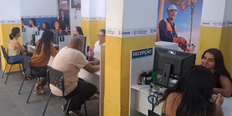 Secretaria de Qualificação e Emprego amplia cursos profissionalizantes, oferece bolsas de estudo e fortalece encaminhamento para vagas de trabalho.