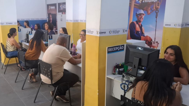 Secretaria de Qualificação e Emprego amplia cursos profissionalizantes, oferece bolsas de estudo e fortalece encaminhamento para vagas de trabalho.
