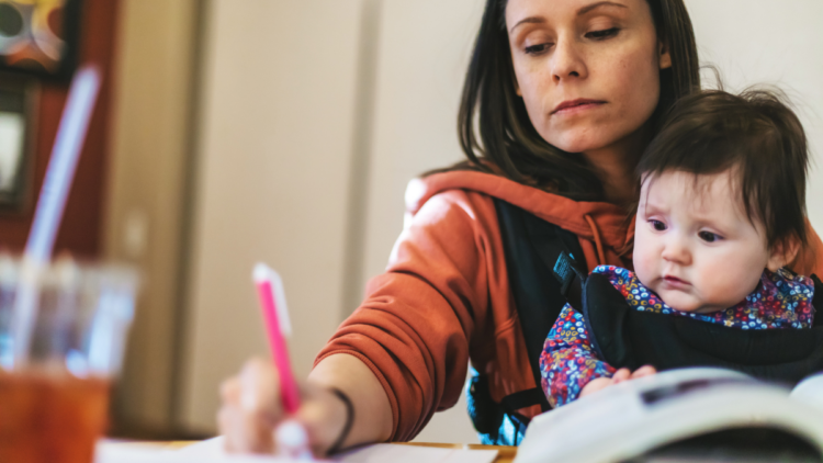 Estado do Rio de Janeiro cria programa de apoio à maternidade para mulheres em instituições de ensino superior públicas e privadas.