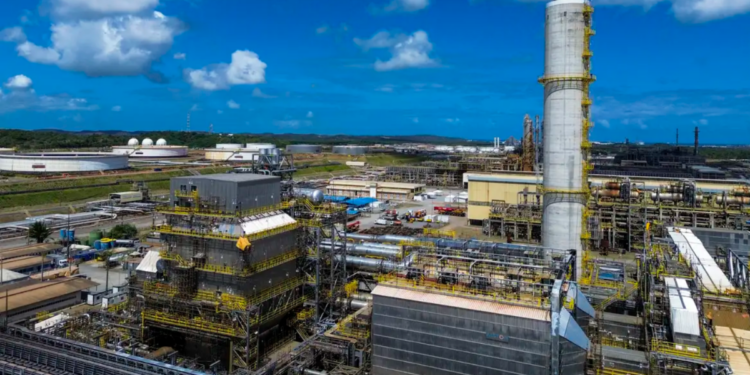 Petrobras registra operação acima de 100% nas refinarias e aumenta produção de combustíveis no Brasil.