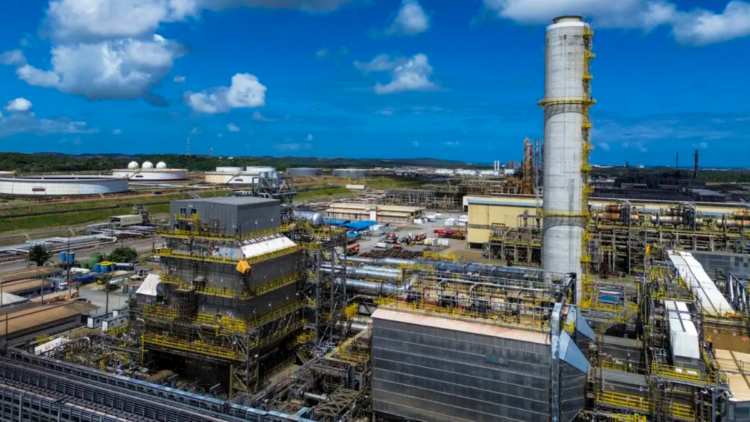 Petrobras registra operação acima de 100% nas refinarias e aumenta produção de combustíveis no Brasil.