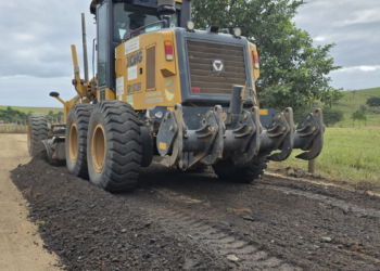 Prefeitura de Campos avança com obras de recuperação de estradas vicinais em Pernambuca para melhorar acesso e escoamento da produção rural.
