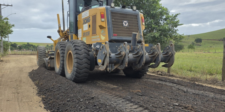 Prefeitura de Campos avança com obras de recuperação de estradas vicinais em Pernambuca para melhorar acesso e escoamento da produção rural.