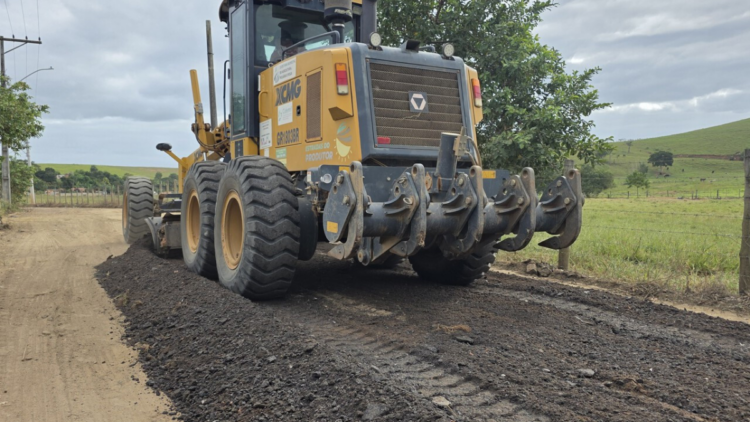 Prefeitura de Campos avança com obras de recuperação de estradas vicinais em Pernambuca para melhorar acesso e escoamento da produção rural.