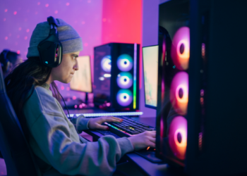 Especialistas alertam para o aumento de jovens envolvidos em crimes cibernéticos após contato com práticas ilegais em plataformas de jogos online e aplicativos de interação gamer.