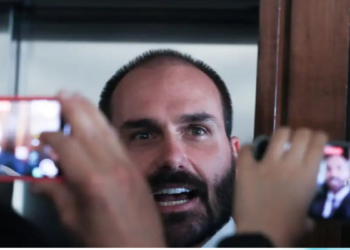 Eduardo Bolsonaro nega morar em imóvel ligado a Vorcaro e diz viver de aluguel nos EUA. Caso envolve fundo e reportagem investigativa. 
