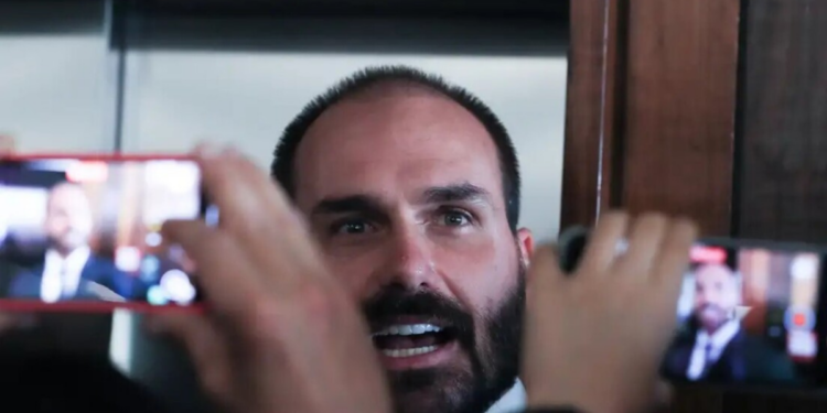 Eduardo Bolsonaro nega morar em imóvel ligado a Vorcaro e diz viver de aluguel nos EUA. Caso envolve fundo e reportagem investigativa.