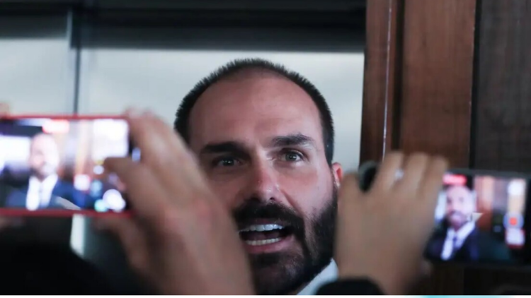 Eduardo Bolsonaro nega morar em imóvel ligado a Vorcaro e diz viver de aluguel nos EUA. Caso envolve fundo e reportagem investigativa.