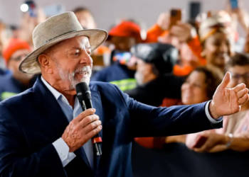 Lula defende exploração de petróleo na Margem Equatorial, critica privatizações da Petrobras e acompanha anúncio de investimentos em São Paulo.