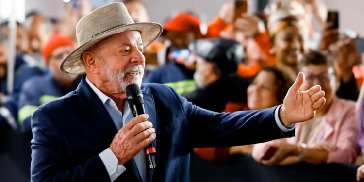 Lula defende exploração de petróleo na Margem Equatorial, critica privatizações da Petrobras e acompanha anúncio de investimentos em São Paulo.