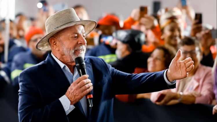 Lula defende exploração de petróleo na Margem Equatorial, critica privatizações da Petrobras e acompanha anúncio de investimentos em São Paulo.