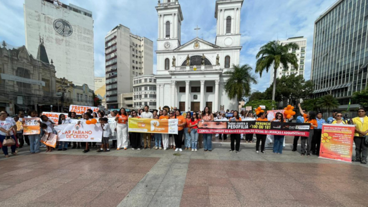 Campos realizou passeata de conscientização contra o abuso e exploração sexual infantil durante a campanha Maio Laranja. Ação contou com apoio da rede de proteção e reforçou a importância das denúncias pelo Disque 100.