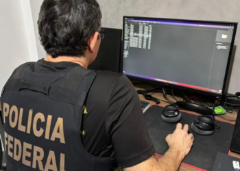 Polícia Federal apura disseminação de conteúdo racista em aplicativo de mensagens durante operação realizada nesta terça-feira.