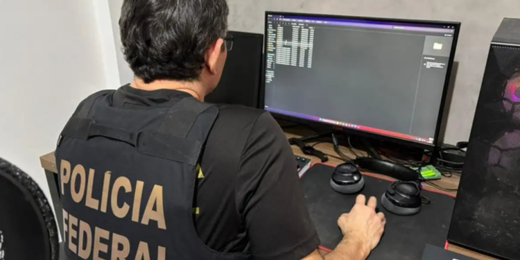 Polícia Federal apura disseminação de conteúdo racista em aplicativo de mensagens durante operação realizada nesta terça-feira.
