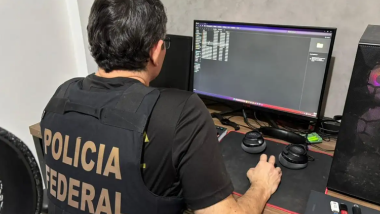 Polícia Federal apura disseminação de conteúdo racista em aplicativo de mensagens durante operação realizada nesta terça-feira.