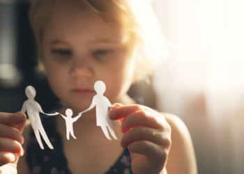 Governo federal oficializa política nacional de combate ao abuso e exploração sexual infantil. Medida amplia proteção, reforça denúncias e articula ações entre diferentes níveis de governo.