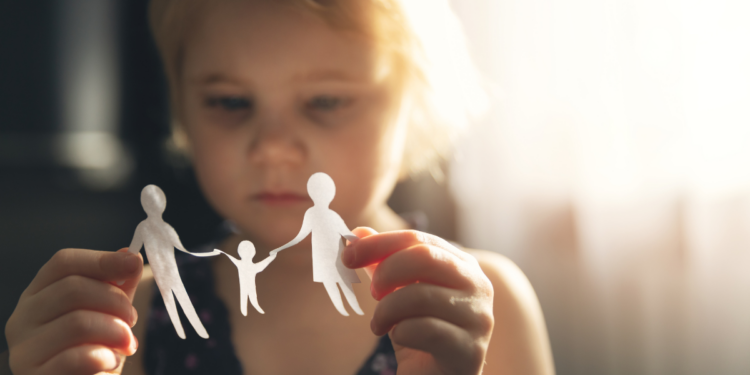 Governo federal oficializa política nacional de combate ao abuso e exploração sexual infantil. Medida amplia proteção, reforça denúncias e articula ações entre diferentes níveis de governo.