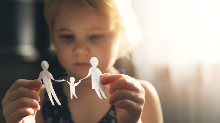 Governo federal oficializa política nacional de combate ao abuso e exploração sexual infantil. Medida amplia proteção, reforça denúncias e articula ações entre diferentes níveis de governo.
