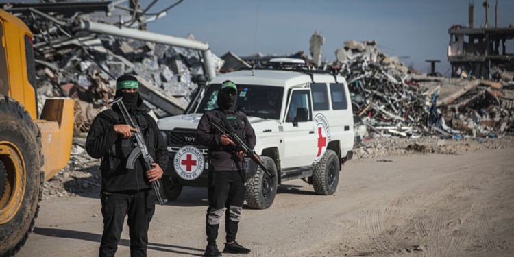 Relatório ligado ao Conselho de Paz impulsionado por Donald Trump pede que ONU pressione o Hamas a se desarmar para avançar no cessar-fogo em Gaza.