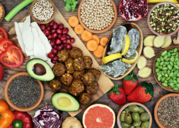 Nutricionista explica como a alimentação influencia diretamente na ansiedade e destaca alimentos que ajudam na produção de neurotransmissores ligados ao bem-estar.