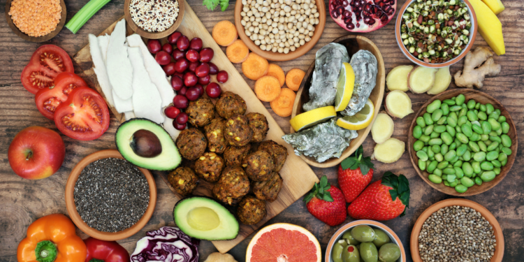 Nutricionista explica como a alimentação influencia diretamente na ansiedade e destaca alimentos que ajudam na produção de neurotransmissores ligados ao bem-estar.