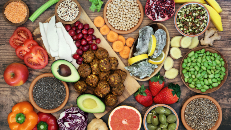 Nutricionista explica como a alimentação influencia diretamente na ansiedade e destaca alimentos que ajudam na produção de neurotransmissores ligados ao bem-estar.