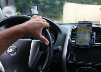Governo federal lança linha de crédito de R$ 30 bilhões para taxistas e motoristas de aplicativo comprarem veículos novos com juros menores e condições especiais.