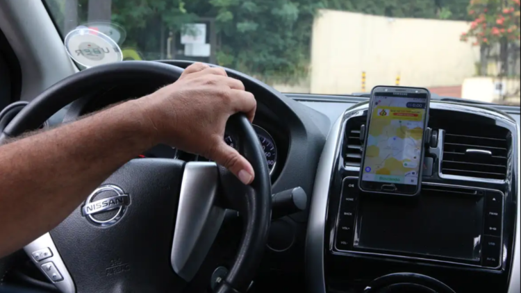 Governo federal lança linha de crédito de R$ 30 bilhões para taxistas e motoristas de aplicativo comprarem veículos novos com juros menores e condições especiais.