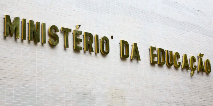 Dados do MEC mostram que 53,1% dos alunos de licenciatura EAD tiveram desempenho insuficiente no Enade 2025.