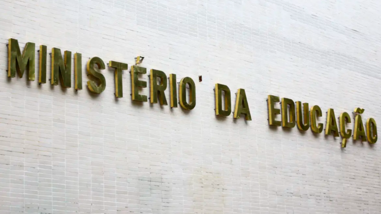 Dados do MEC mostram que 53,1% dos alunos de licenciatura EAD tiveram desempenho insuficiente no Enade 2025.