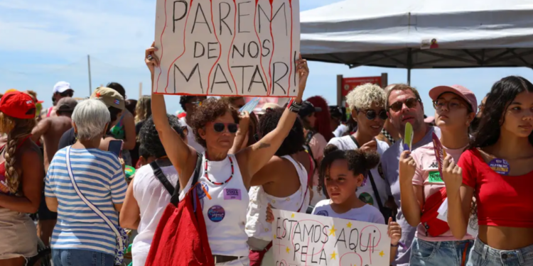Governo federal lança novas medidas para combater feminicídio, violência doméstica e crimes digitais nas redes sociais.