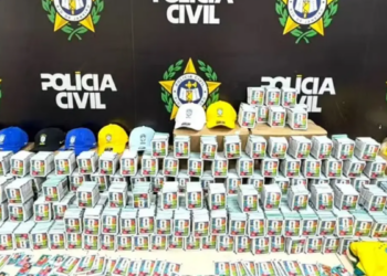 Polícia Civil do Rio apreende mais de 200 mil figurinhas falsificadas da Copa do Mundo de 2026 em Nova Iguaçu. Operação também recolheu camisas falsas da Seleção Brasileira.