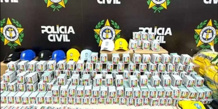 Polícia Civil do Rio apreende mais de 200 mil figurinhas falsificadas da Copa do Mundo de 2026 em Nova Iguaçu. Operação também recolheu camisas falsas da Seleção Brasileira.