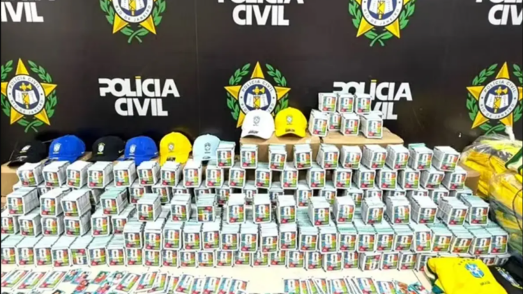 Polícia Civil do Rio apreende mais de 200 mil figurinhas falsificadas da Copa do Mundo de 2026 em Nova Iguaçu. Operação também recolheu camisas falsas da Seleção Brasileira.