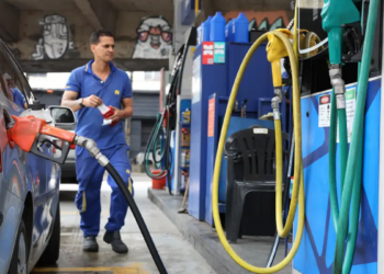 Governo fixa subvenção de R$ 0,44 por litro na gasolina para conter alta provocada pela crise internacional do petróleo. Medida vale por dois meses. 