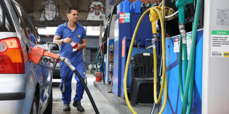Governo fixa subvenção de R$ 0,44 por litro na gasolina para conter alta provocada pela crise internacional do petróleo. Medida vale por dois meses.