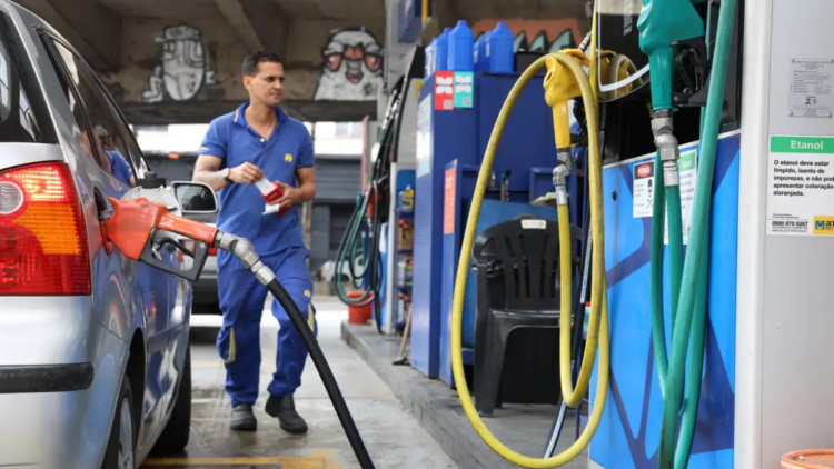 Governo fixa subvenção de R$ 0,44 por litro na gasolina para conter alta provocada pela crise internacional do petróleo. Medida vale por dois meses.