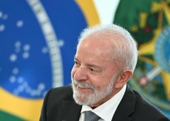 Lula afirma que o futebol brasileiro perdeu ídolos e cita Romário como referência em entrevista sobre a Copa de 2026. 