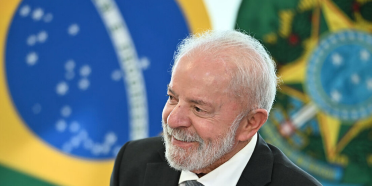 Lula afirma que o futebol brasileiro perdeu ídolos e cita Romário como referência em entrevista sobre a Copa de 2026.