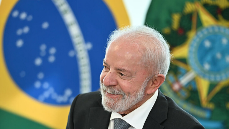 Lula afirma que o futebol brasileiro perdeu ídolos e cita Romário como referência em entrevista sobre a Copa de 2026. 