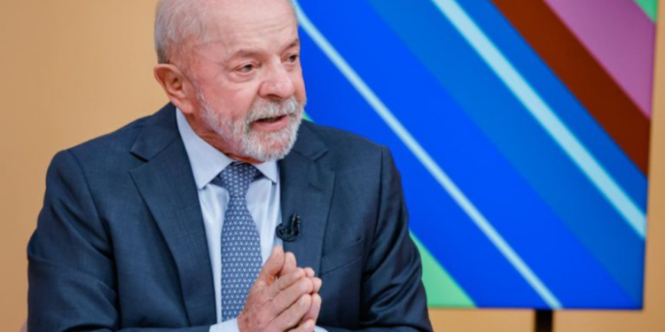 Lula defende regulamentação das redes sociais, combate a crimes digitais e proteção de crianças online.