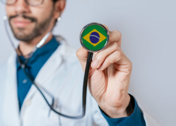 Fiocruz anuncia acordo para produção nacional de medicamento contra esclerose múltipla, ampliando acesso ao tratamento pelo SUS.