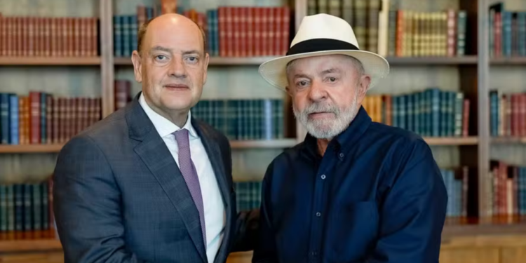 Lula afirma que população quer combate à criminalidade no Rio e apoia ações contra corrupção e facções criminosas.