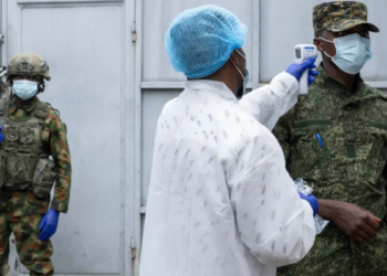 Autoridades de saúde alertam para risco elevado de disseminação do ebola em dez países africanos após novos casos confirmados na RDC e em Uganda.