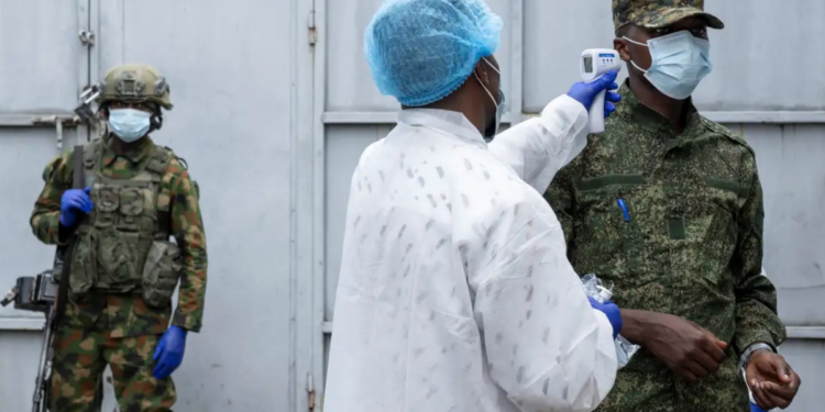 Autoridades de saúde alertam para risco elevado de disseminação do ebola em dez países africanos após novos casos confirmados na RDC e em Uganda.