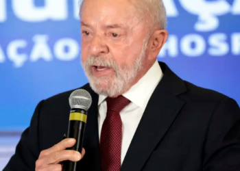 Lula critica carta de Flávio Bolsonaro aos EUA sobre tarifa de 25% contra produtos brasileiros.